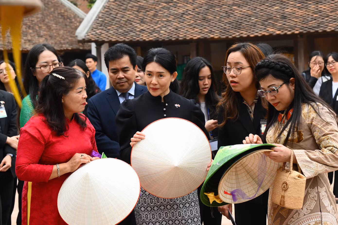 Phu nhân Thủ tướng Singapore Loo Tze Lui được nghe giới thiệu về nón lá. Ảnh: Nhật Minh. Phu nhân Thủ tướng Singapore Loo Tze Lui được nghe giới thiệu về nón lá. Ảnh: Nhật Minh.