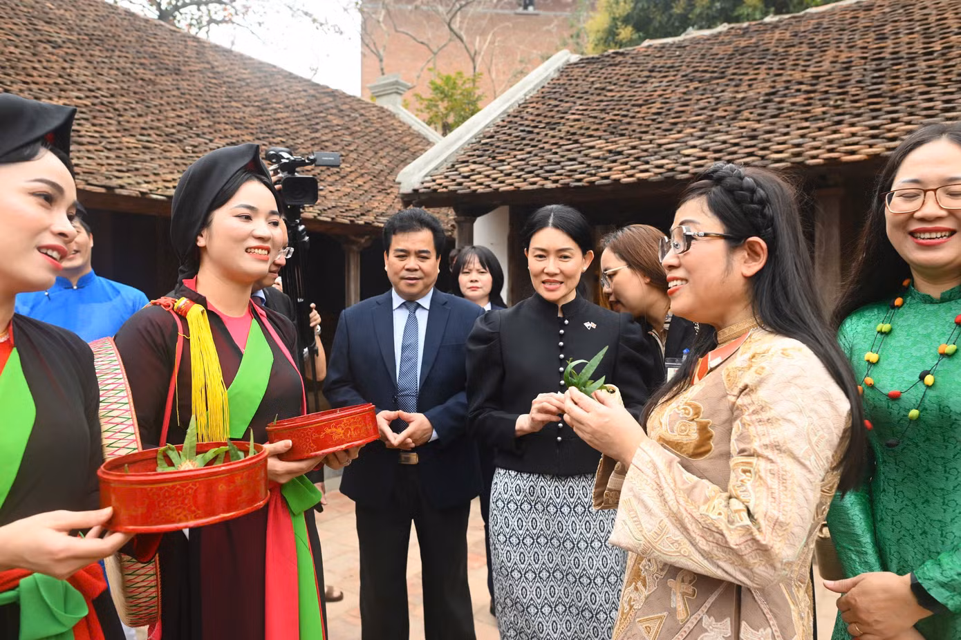 Hai Phu nhân được các liền chị mời trầu têm cánh phượng. Ảnh: Nhật Minh. Hai Phu nhân được các liền chị mời trầu têm cánh phượng. Ảnh: Nhật Minh.