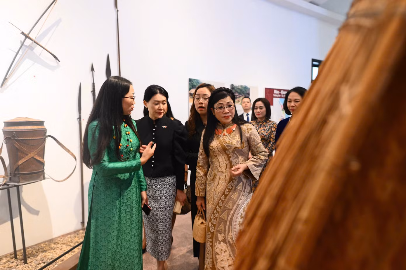 Hai phu nhân tìm hiểu về các hiện vật trong bảo tàng. Ảnh: Nhật Minh. Hai phu nhân tìm hiểu về các hiện vật trong bảo tàng. Ảnh: Nhật Minh.