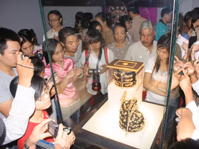 Bảo vật hoàng cung trong một lần trưng bày tại Bảo tàng Lịch sử Việt Nam. Ảnh: Trần Thanh