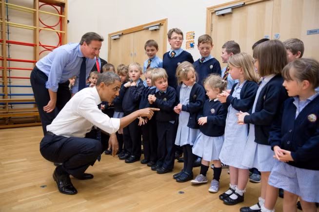 Tổng thống Obama cùng thủ tướng Anh David Cameron hài hước với học sinh của một trường tiểu học ở Enniskillen, bắc Ireland hôm 17/6/2013