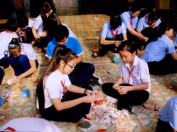 Học sinh TPHCM nuôi heo đất ủng hộ các bạn có hoàn cảnh khó khăn. Ảnh: CTV