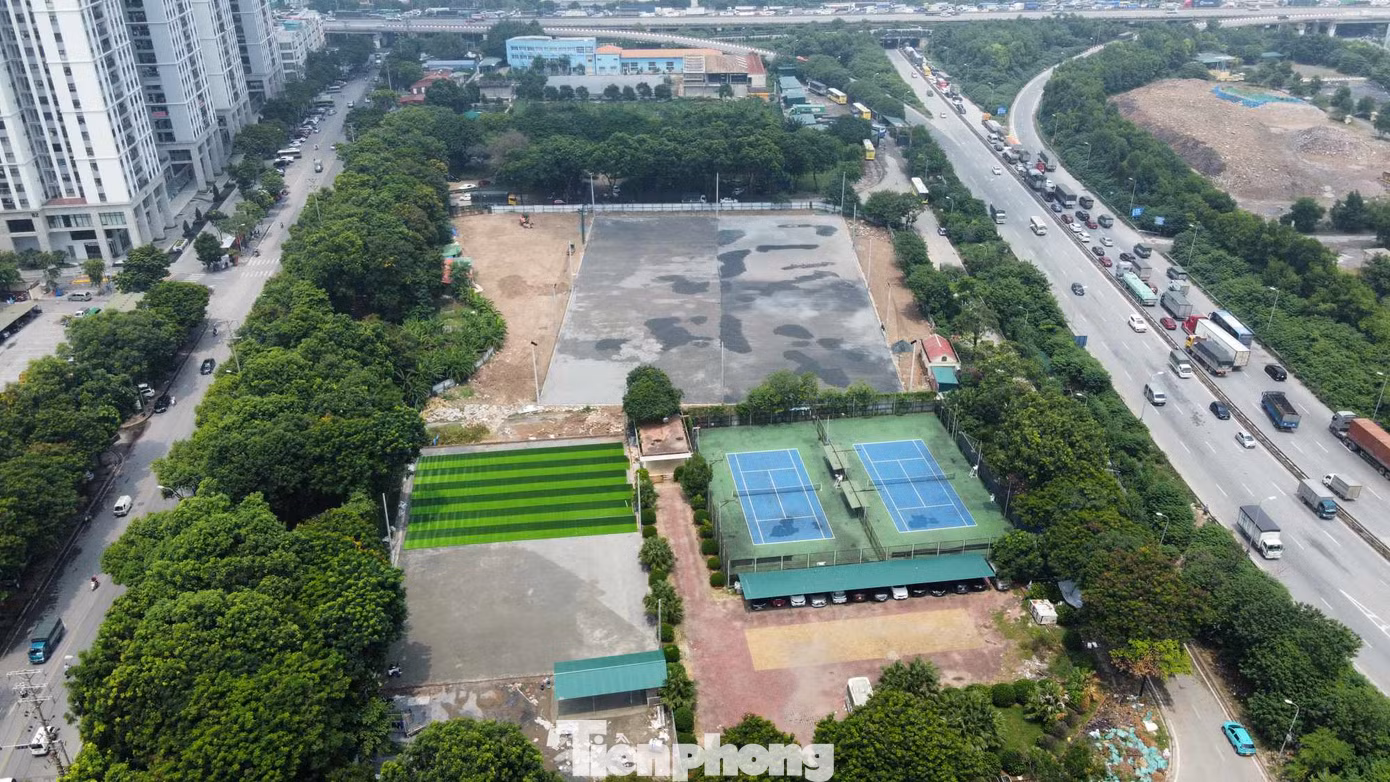 Cách đó không xa, cũng tại khu đất quy hoạch trường học "treo" nhiều năm với quy mô hàng nghìn m2 cạnh công viên Trần Thủ Độ, đường Trần Thủ Độ (phường Hoàng Liệt) cũng đang hình thành loạt sân bóng nhân tạo. Hạ tầng xây dựng trên các khu sân bóng này gồm hệ thống cột điện cao áp, lưới chắn bóng và mặt sân cỏ nhân tạo cùng nhiều hạng mục khác. Cách đó không xa, cũng tại khu đất quy hoạch trường học "treo" nhiều năm với quy mô hàng nghìn m2 cạnh công viên Trần Thủ Độ, đường Trần Thủ Độ (phường Hoàng Liệt) cũng đang hình thành loạt sân bóng nhân tạo. Hạ tầng xây dựng trên các khu sân bóng này gồm hệ thống cột điện cao áp, lưới chắn bóng và mặt sân cỏ nhân tạo cùng nhiều hạng mục khác.