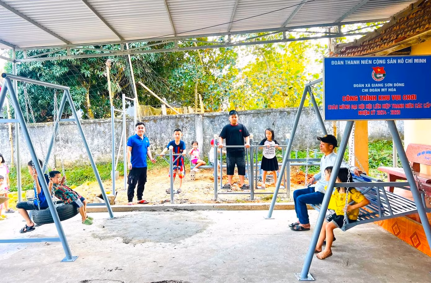Các đoàn viên thanh niên góp sức xây dựng khu vui chơi, tập thể dục để người dân và các em thiếu nhi có thêm không gian trải nghiệm trong thời gian nghỉ hè.