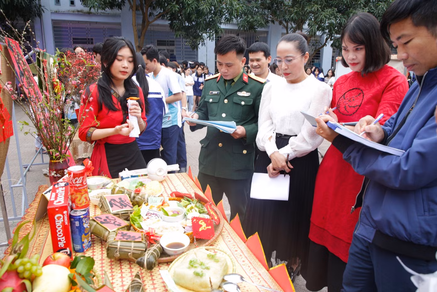Các giám khảo, các chiến sĩ bộ đội chấm điểm cho các đội thi.