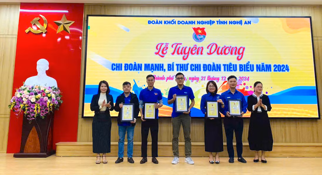 Khen thưởng Bí thư Chi đoàn tiêu biểu.