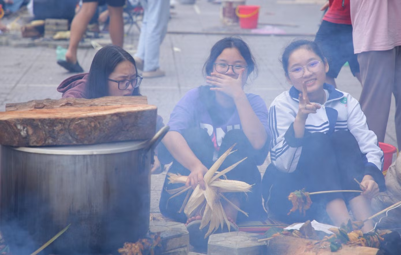 Các bạn nữ sẽ phụ giúp và chế biến những món ngô, khoai, xúc xích nướng để mọi người vừa ăn vừa canh lửa nấu bánh.
