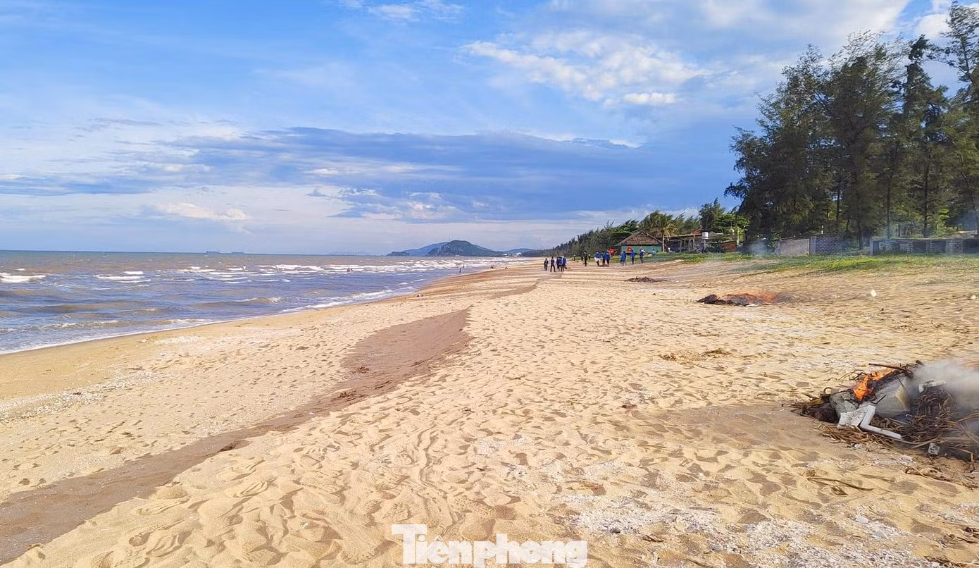 Bãi biển sau khi dọn dẹp đã trở nên sạch đẹp, góp phần thu hút khách du lịch về với địa phương.