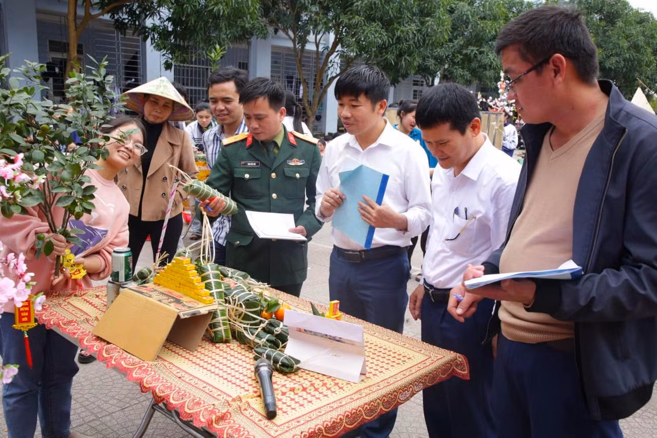 Sau nhiều giờ xem các cán bộ chiến sĩ bộ đội hướng dẫn, em Souklthida (quê tỉnh Savanakhet, Lào) đã có thể tự tay gói được 2 chiếc bánh chưng và bánh tét để dự thi. Nữ sinh cho biết, mới qua Việt Nam học thời gian ngắn nhưng rất yêu môi trường, thầy cô và các bạn ở Việt Nam cũng như không khí Tết cổ truyền nơi đây. Souklthida cho biết, ít hôm nữa về quê, em sẽ mua bánh chưng, bánh tét về làm quà cho gia đình.