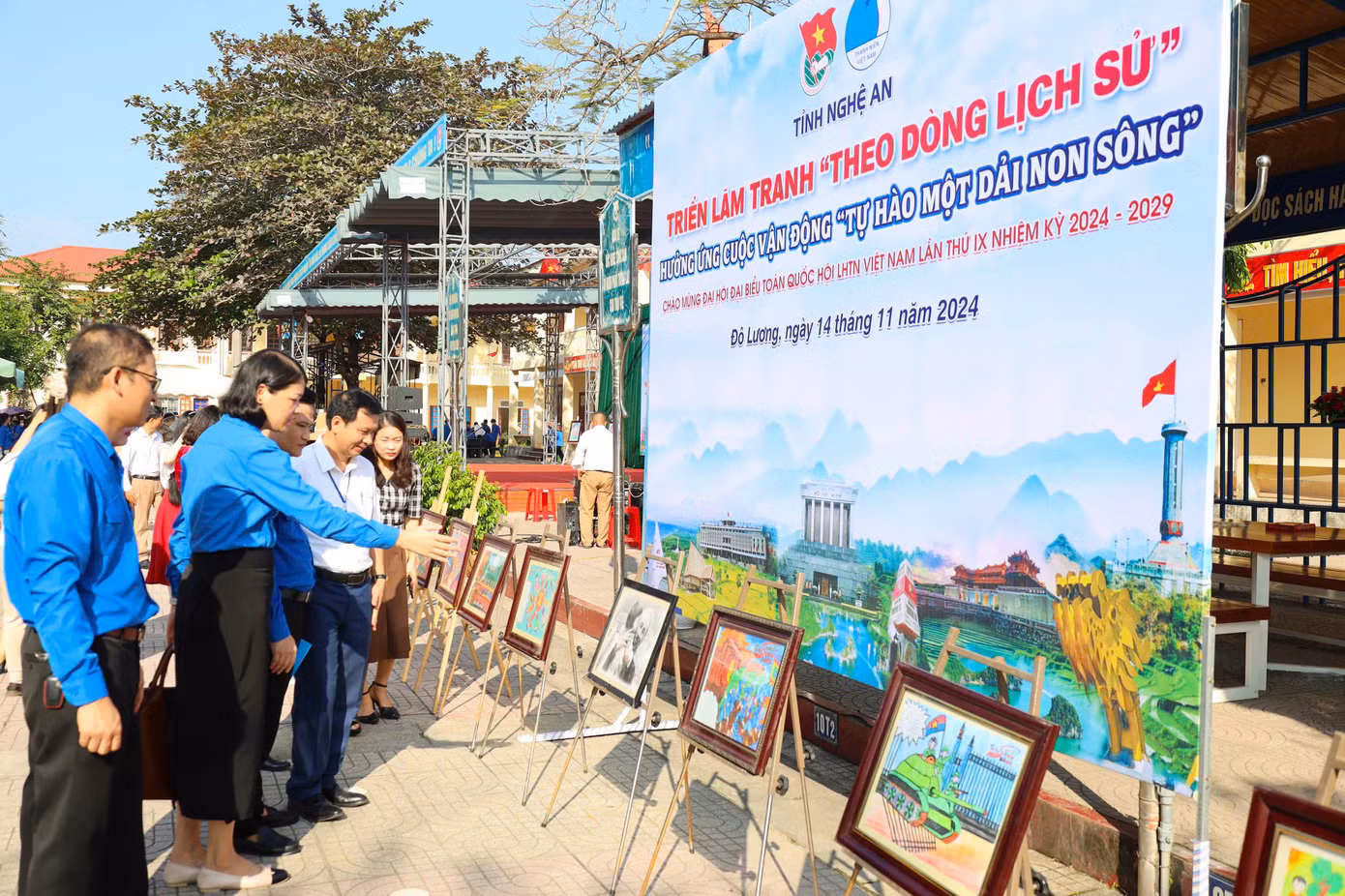 Đại biểu tham gia triển lãm tranh “Theo dòng Lịch sử” hưởng ứng cuộc vận động “Tự hào một dải non sông”.