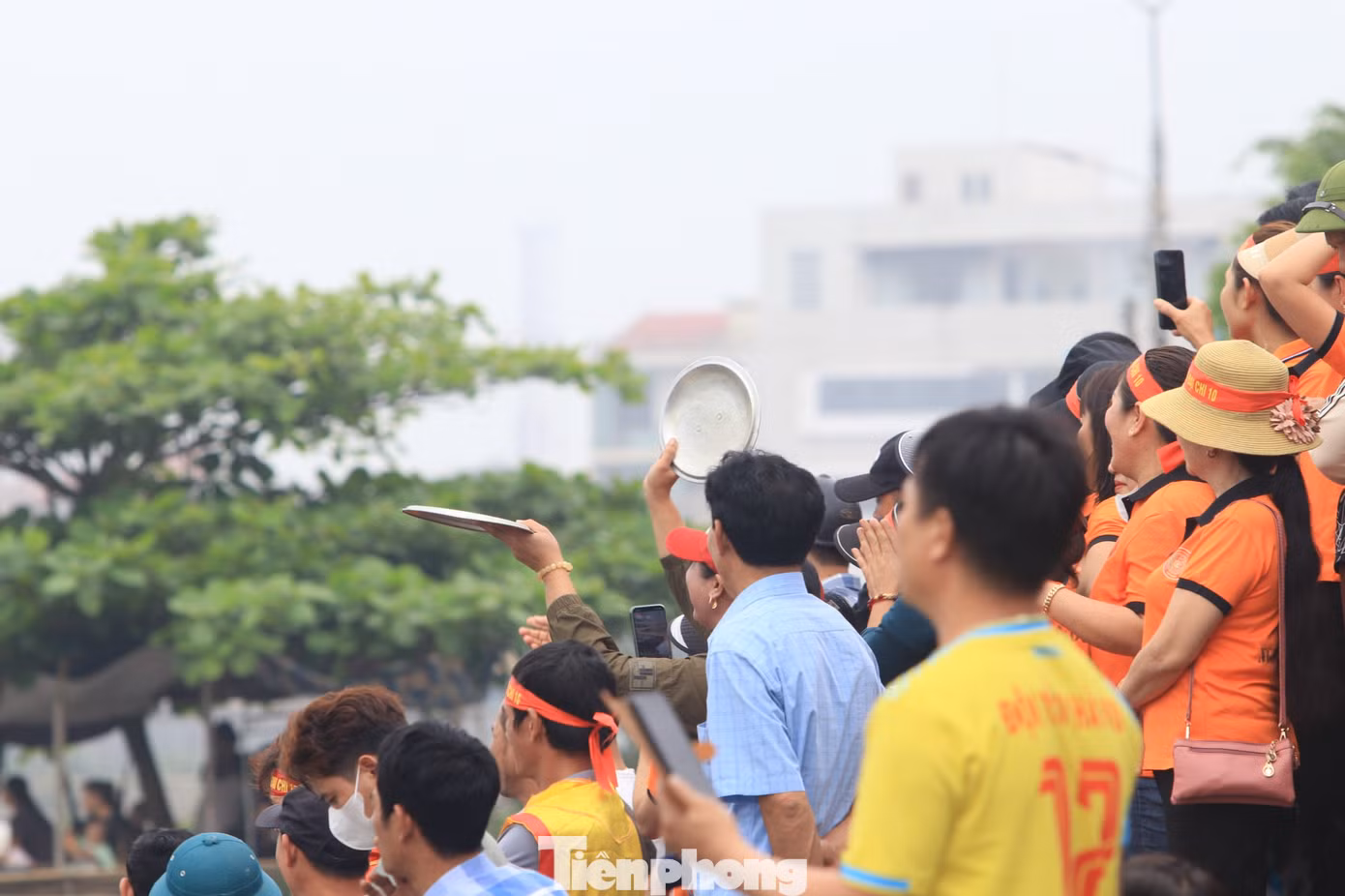 Nhiều người dùng điện thoại live stream trên các nền tảng mạng xã hội, nhiều người mang nắp vung nồi ra để hò reo cổ vũ, tạo không khí sôi động cho lễ hội.