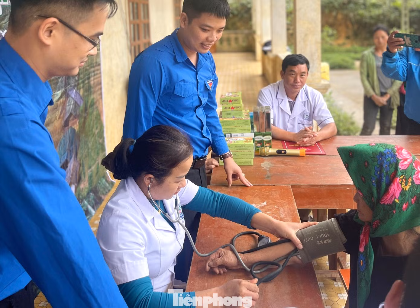 Phối hợp với các y, bác sĩ thăm khám cho người dân trên địa bàn xã Huồi Tụ.