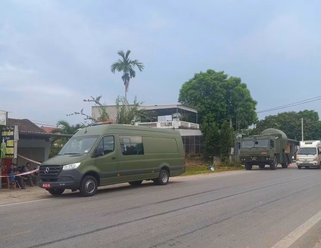Ông Quán Vi Giang - Phó Chủ tịch UBND huyện Quỳ Hợp (Nghệ An) cho biết, hiện trường vụ nổ xảy ra có vật liệu nổ. Tuy nhiên, chủng loại vật liệu nổ đang được cơ quan chức năng điều tra làm rõ. Từ sáng 29/8, lực lượng công binh tỉnh Nghệ An đã huy động nhiều cán bộ chiến sĩ, phương tiện hiện đại đến hiện trường để ra vật liệu nổ.