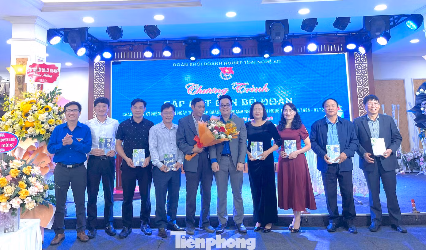 Tối 25/11 đã diễn ra lễ tổng kết giải và cắt bánh kỷ niệm 27 năm ngày thành lập Đoàn khối Doanh nghiệp. Tối 25/11 đã diễn ra lễ tổng kết giải và cắt bánh kỷ niệm 27 năm ngày thành lập Đoàn khối Doanh nghiệp.