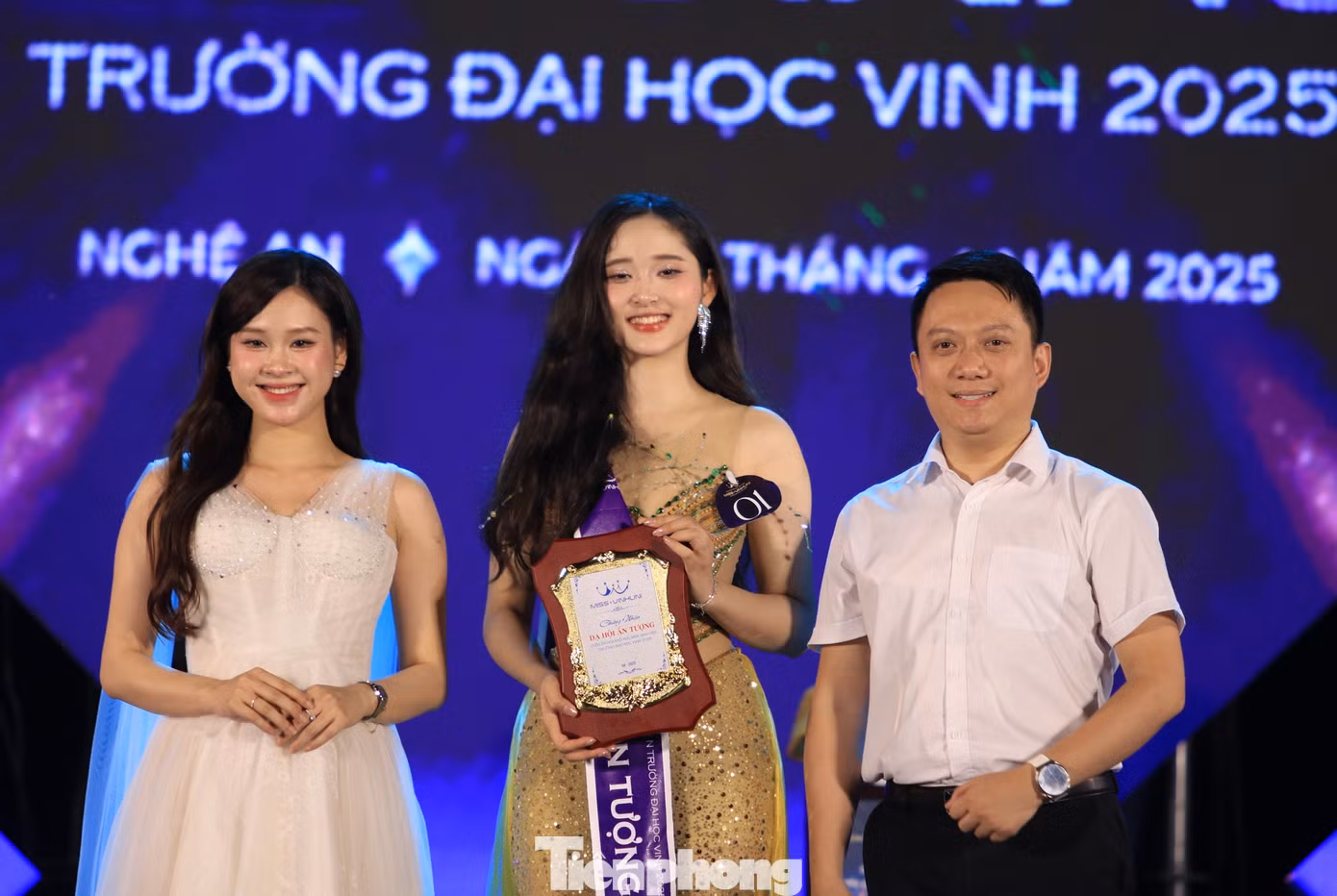 Trao giải phụ cho 2 thí sinh đạt giải: Duyên dáng áo dài và Dạ hội ấn tượng.