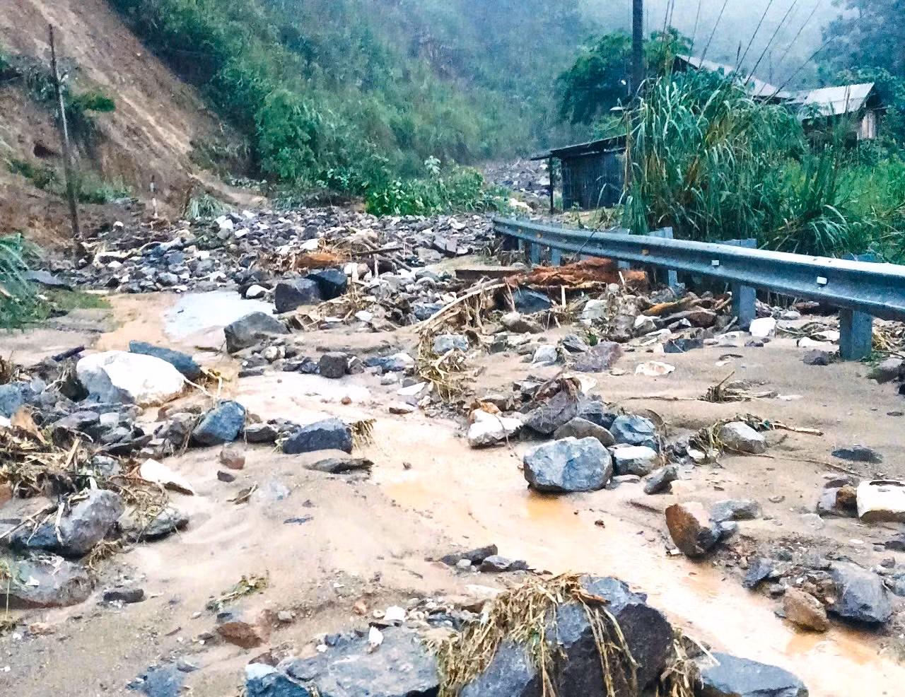 Trước đó trận lũ quét vào cuối tháng 5 đã khiến nhiều vị trí trên tuyến quốc lộ 16 bị đất đá vùi lấp. Trước đó trận lũ quét vào cuối tháng 5 đã khiến nhiều vị trí trên tuyến quốc lộ 16 bị đất đá vùi lấp.