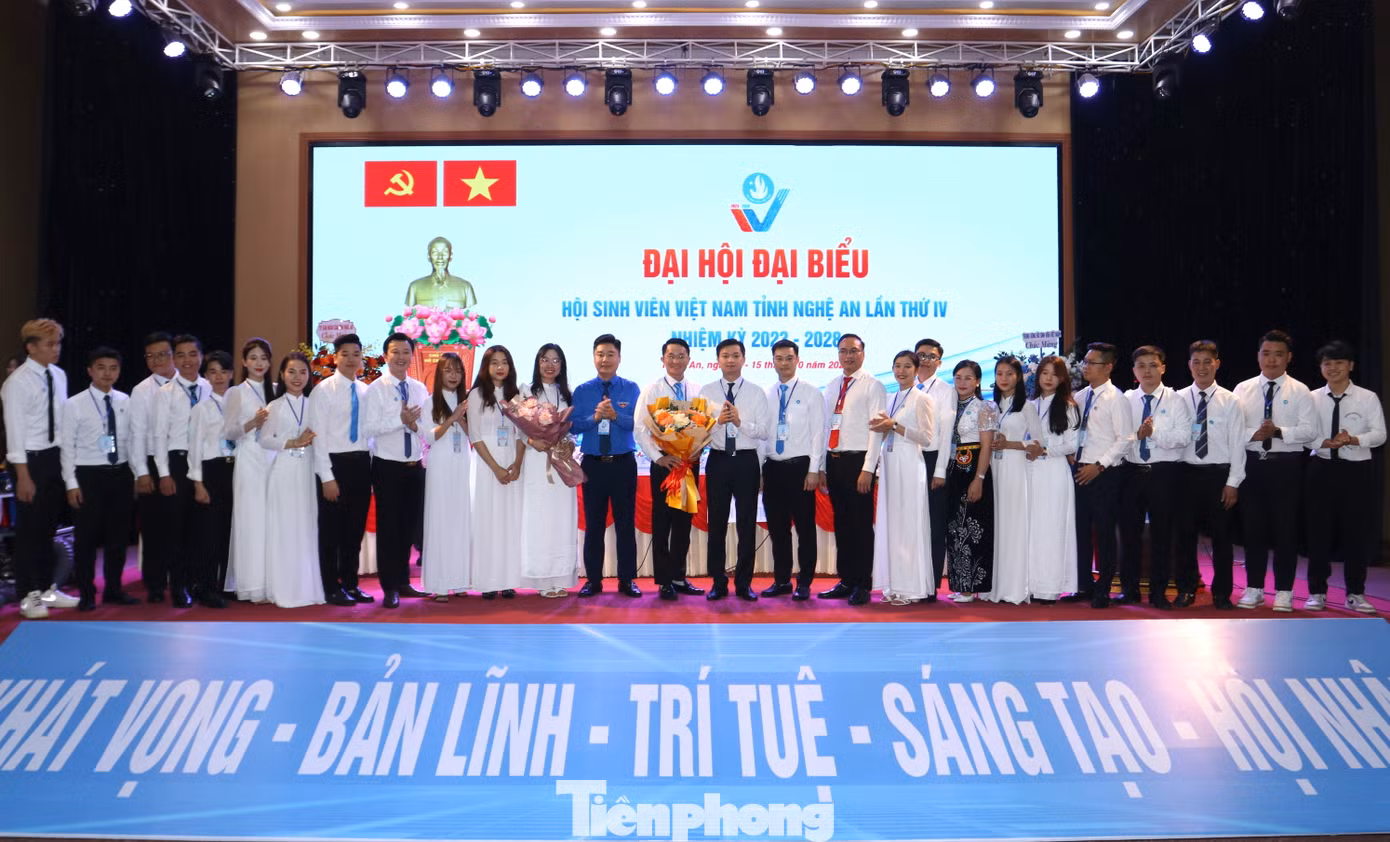 Ra mắt Ban Chấp hành Hội Sinh viên Việt Nam tỉnh Nghệ An khóa IV.