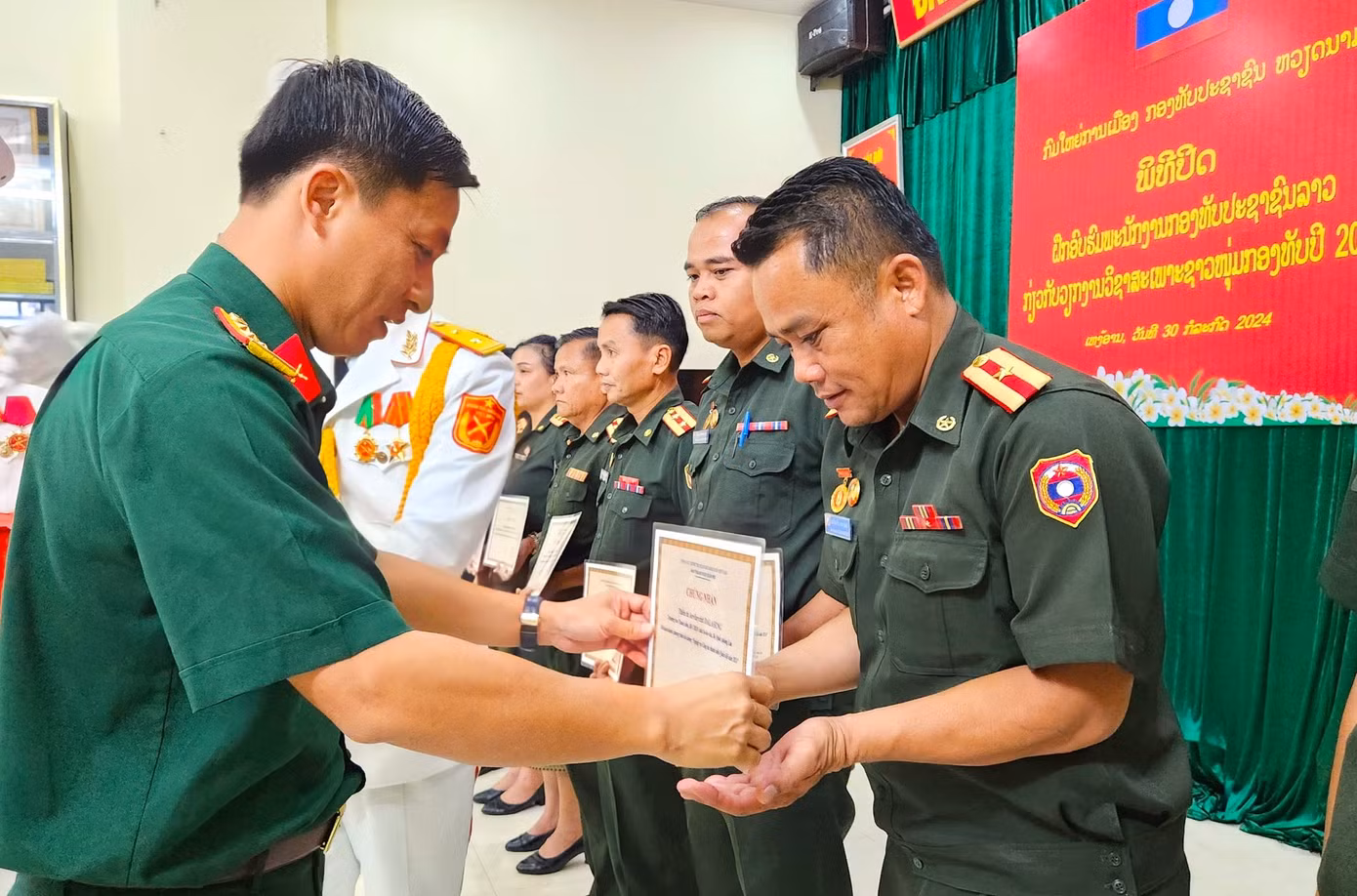 Thượng tá Nguyễn Quang Huy - Phó trưởng Ban Thanh niên Quân đội, trao Giấy chứng nhận cho các học viên. Thượng tá Nguyễn Quang Huy - Phó trưởng Ban Thanh niên Quân đội, trao Giấy chứng nhận cho các học viên.