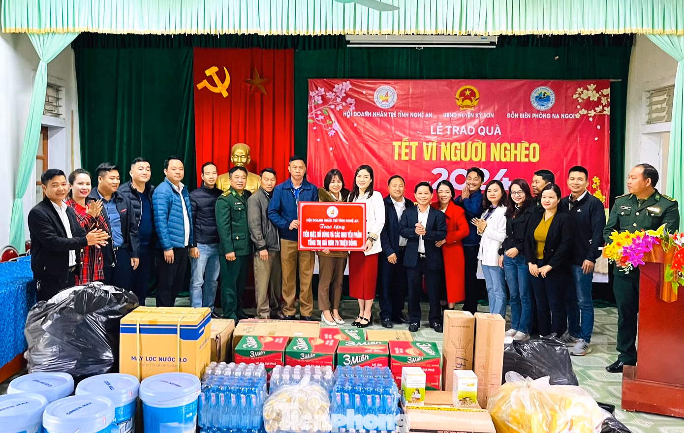 Đại diện Hội Doanh nhân trẻ tỉnh Nghệ An đã trao tặng các phần quà ý nghĩa đến người dân trên địa bàn xã Na Ngoi (huyện Kỳ Sơn).