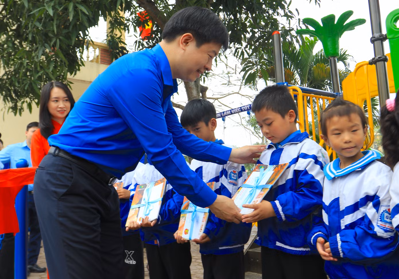 Những suất học bổng giúp động viên các em học sinh cố gắng vươn lên trong học tập. Những suất học bổng giúp động viên các em học sinh cố gắng vươn lên trong học tập.