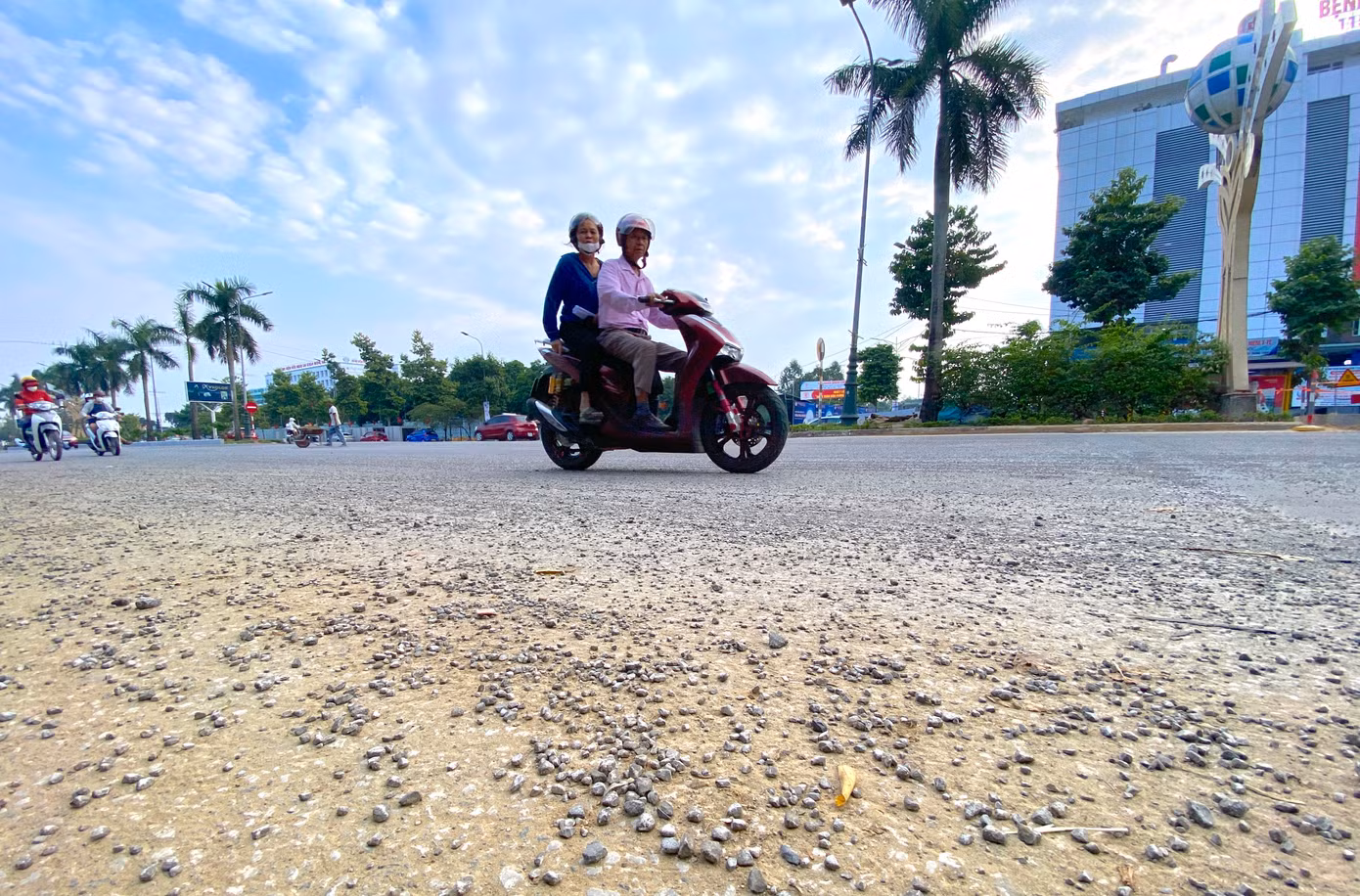 Đá dăm từ quá trình thi công rơi vãi khắp nơi gây nguy hiểm cho người đi đường.