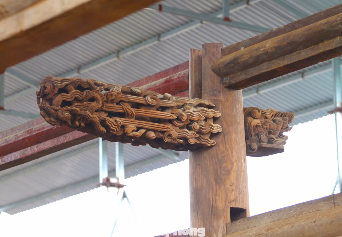Bộ khung nhà của đình được ví như một bức tranh tổng thể sinh động, đầy màu sắc. Các khung gỗ trong đình đều được nghệ nhân chạm trổ tinh xảo với đề tài “tứ linh” (Long, Ly, Quy, Phượng), "tứ quý" (tùng, cúc, trúc, mai).