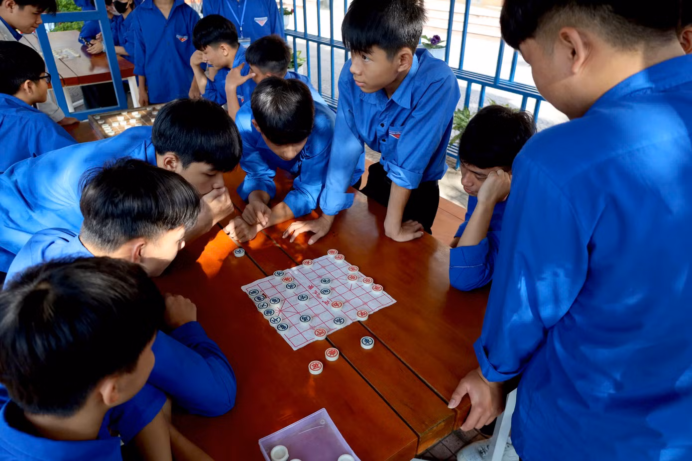 Trò chơi kéo co, những ván cờ gay cấn hay những màn thi đi cà kheo thu hút các bạn trẻ tham gia.