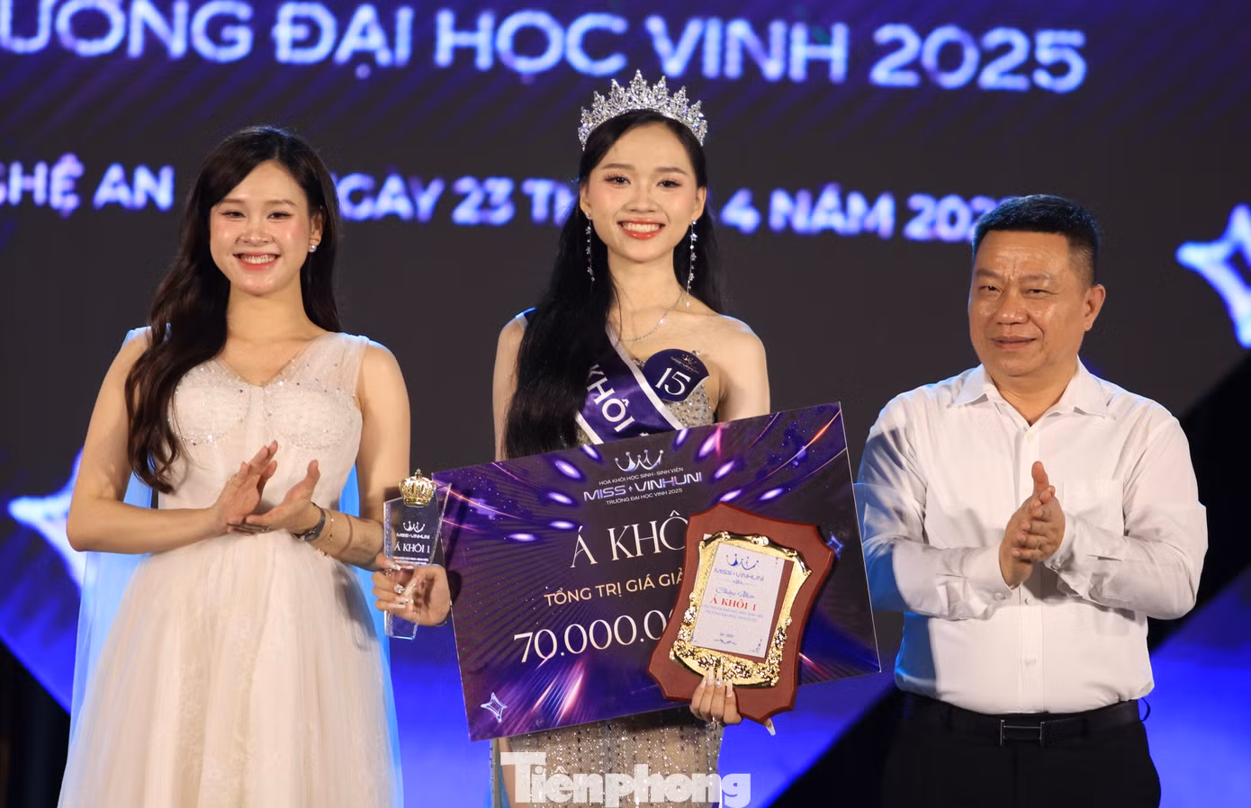 Ban tổ chức trao giải Á khôi 1 cho thí sinh mang số báo danh 15 Trương Thị Huyền, kèm giấy chứng nhận, phần thưởng, quà của nhà tài trợ với tổng trị giá 70 triệu đồng.