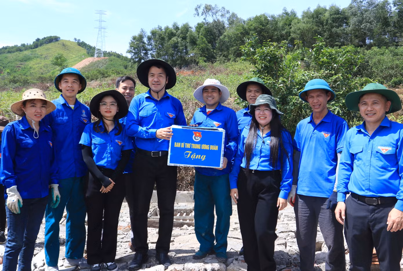 Trao tặng quà cho đội hình thanh niên tình nguyện tại xã Khánh Sơn (huyện Nam Đàn, Nghệ An). Trao tặng quà cho đội hình thanh niên tình nguyện tại xã Khánh Sơn (huyện Nam Đàn, Nghệ An).