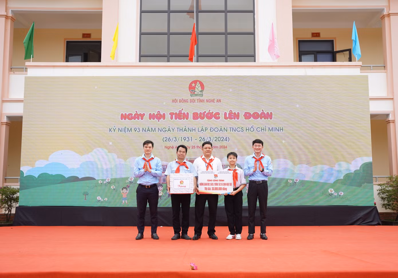 Trao tặng biển tượng trưng công trình “Không gian đọc sách, tương tác và sinh hoạt Đội” cho trường THCS Tân Dân.