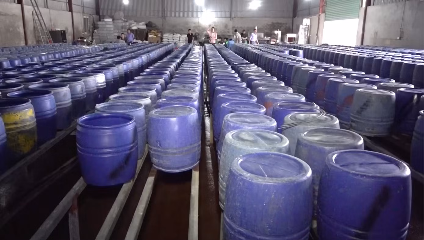 Ngoài cơ sở ở phường Trung Đô, 3 cơ sở khác tại phường Vinh Tân, phường Nghi Phú cũng bị Công an tỉnh Nghệ An triệt phá trong đường dây sản xuất giá đỗ ngâm hóa chất độc hại này.
