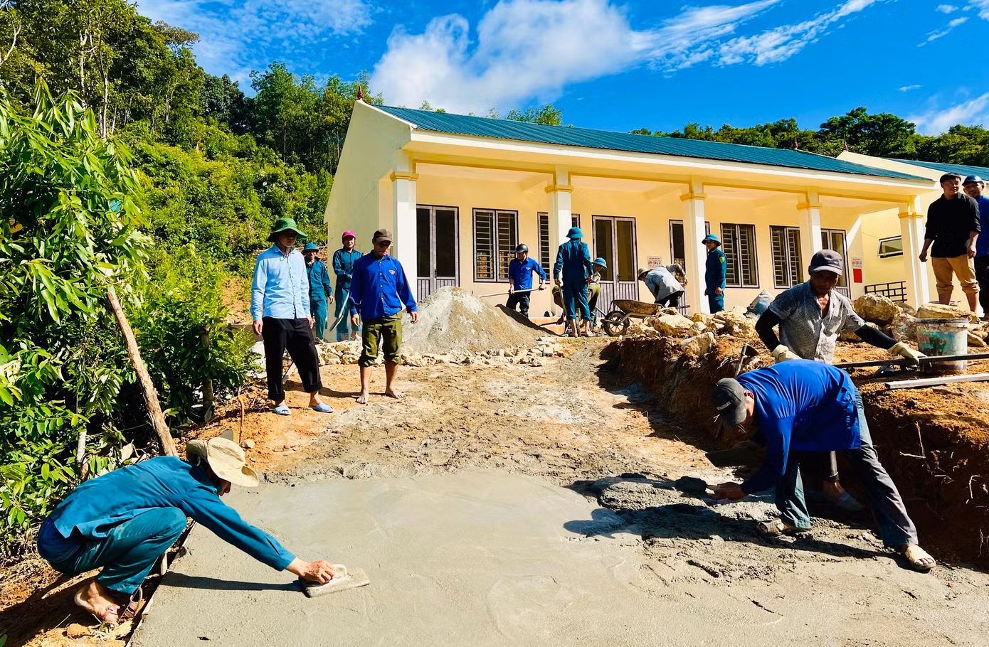 Dưới bàn tay khéo léo, con đường bê tông bằng phẳng, sạch đẹp dần được hình thành.