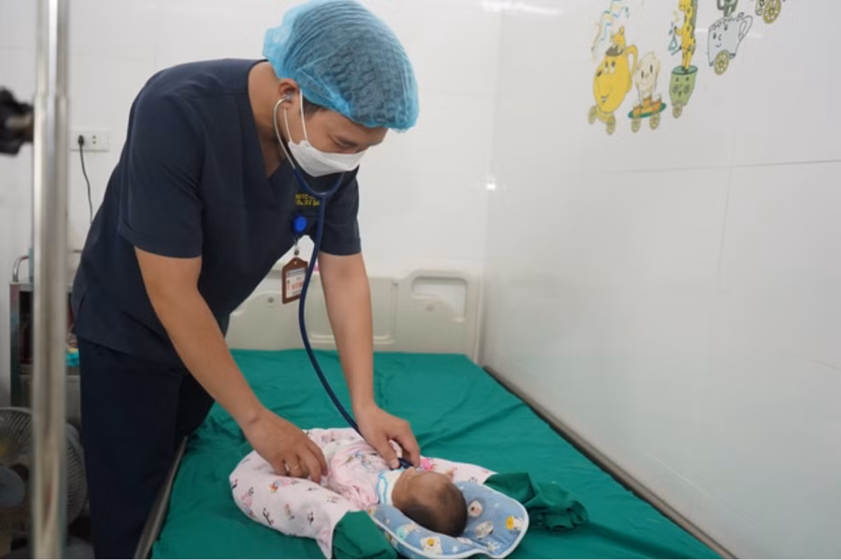 Sau 2 tháng nỗ lực, hiện cháu bé đã ổn định và được xuất viện về nhà.