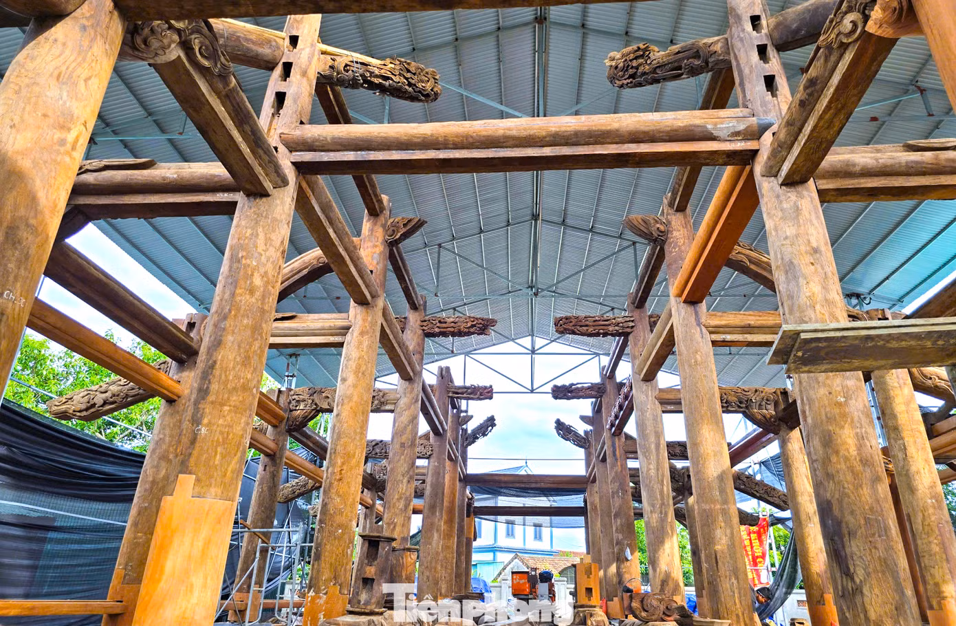 Đình Hoành Sơn (xã Khánh Sơn, huyện Nam Đàn, tỉnh Nghệ An) được xây dựng từ năm 1763 để thờ Uy Minh Vương Lý Nhật Quang (con trai thứ 8 của vua Lý Thái Tổ).