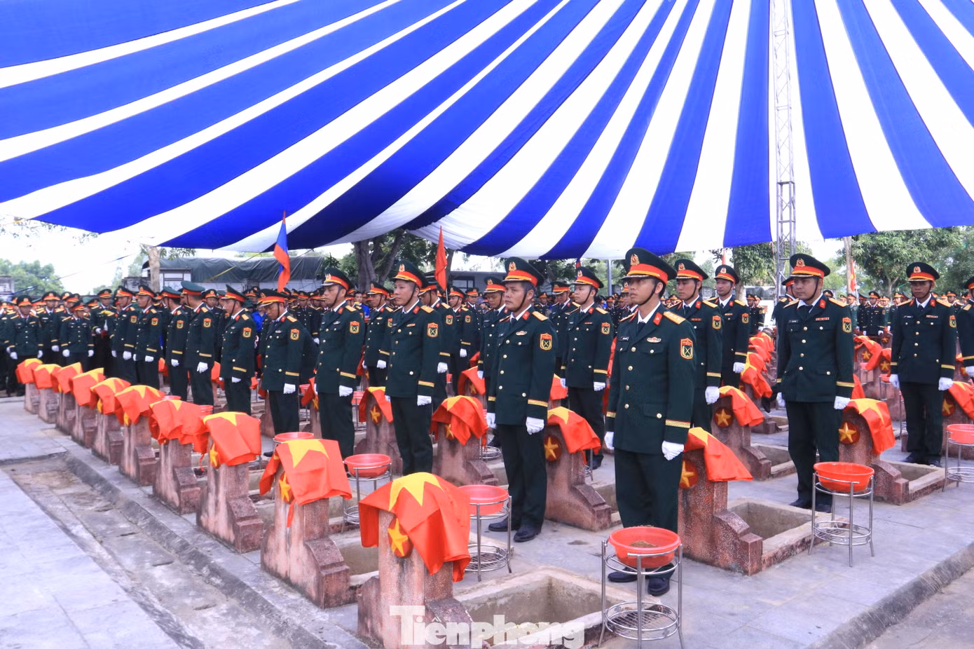 Nghi thức an táng các hài cốt liệt sĩ được cán bộ chiến sĩ thực hiện trang nghiêm, trang trọng.