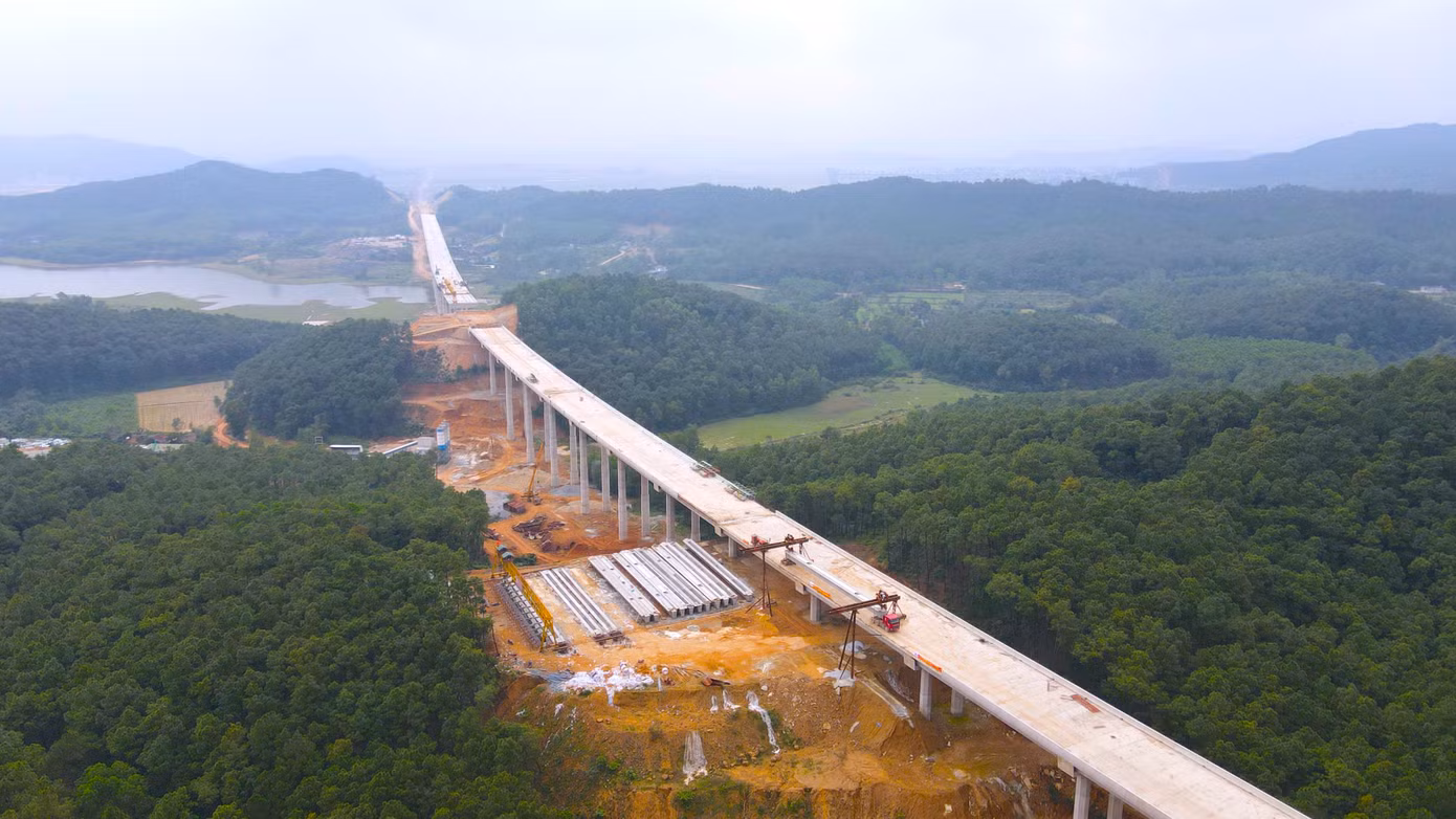Điểm nhấn trên tuyến cao tốc này là hầm Thần Vũ với chiều dài hơn 1,13km và nhiều cây cầu vượt cạn, vượt núi có chiều cao, chiều dài khủng nối nhau liên tiếp. Điểm nhấn trên tuyến cao tốc này là hầm Thần Vũ với chiều dài hơn 1,13km và nhiều cây cầu vượt cạn, vượt núi có chiều cao, chiều dài khủng nối nhau liên tiếp.