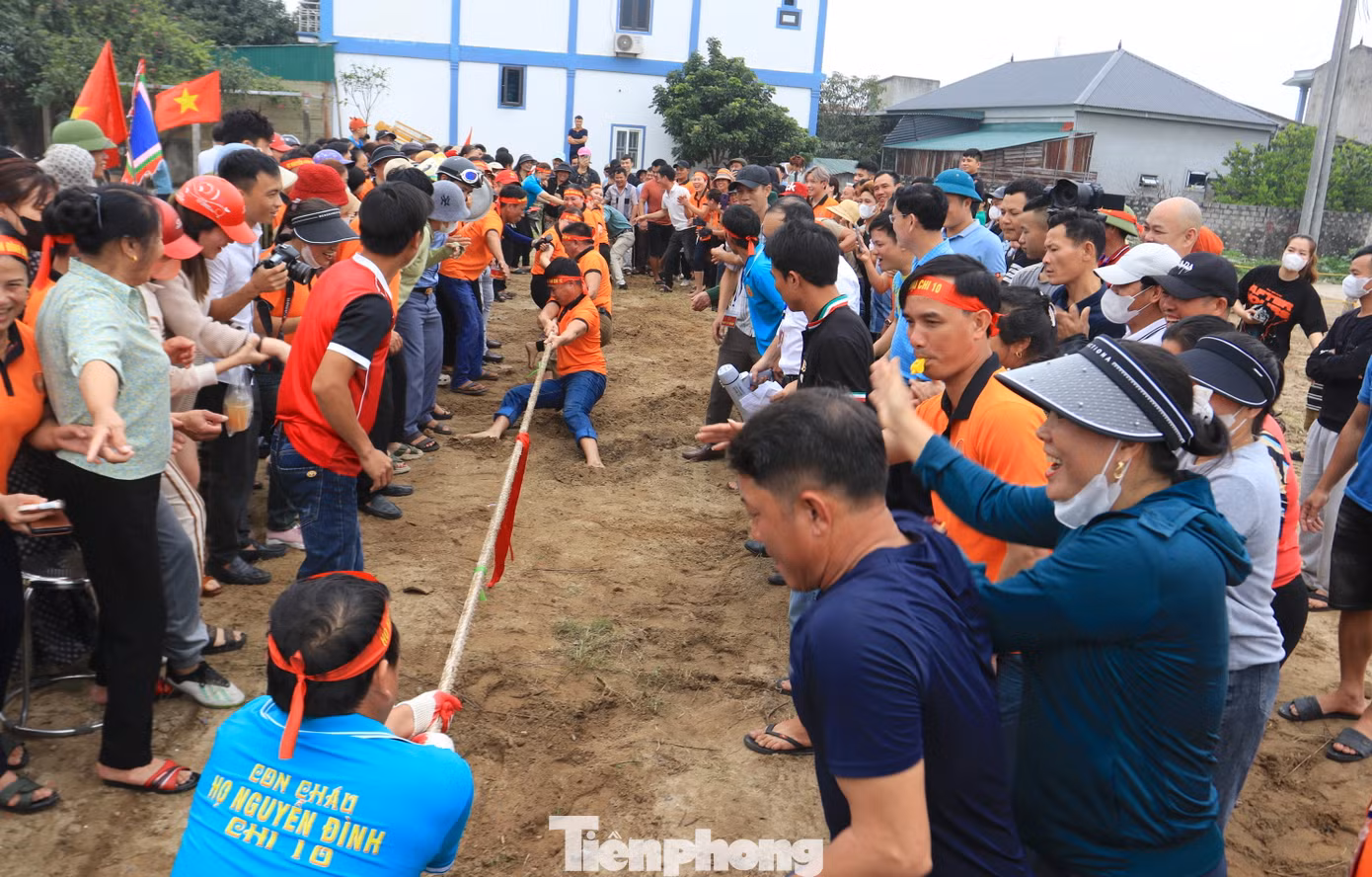 Sau phần thi đua thuyền mủng, hàng trăm người dân lại tập trung về khu vực tổ chức trò chơi kéo co. Mỗi đội thi có 7 thành viên gồm cả nam và nữ.