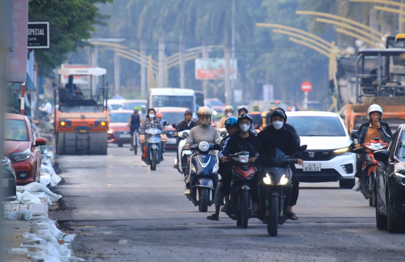 "Cả tuyến có nhiều đoạn đã được thảm nhựa, có đoạn chưa. Giữa 2 điểm này có sự chênh nhau về độ cao rất lớn khiến người đi đường rất khó chịu và nguy hiểm. Người đi đường không quen rất dễ lệch tay lái, xe máy thì dễ ngã", anh Nguyễn Văn Tình (trú xã Nghi Ân, thành phố Vinh) bức xúc.