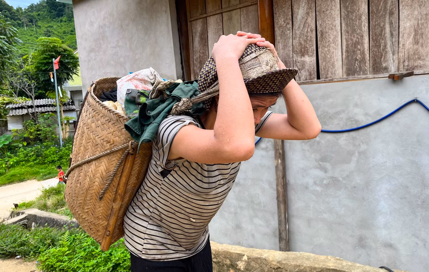 Chị Lữ Thị Minh (trú xã Hạnh Dịch, Quế Phong, Nghệ An), chia sẻ: công việc hái măng rất vất vả. Riêng việc cõng gùi măng nặng cả yến từ rừng về đến nhà là một quá trình dài với biết bao công sức. Để gùi măng đỡ đau, chị Minh vừa phải quấn khăn, đội mũ và lấy tay ôm đầu để giữ.