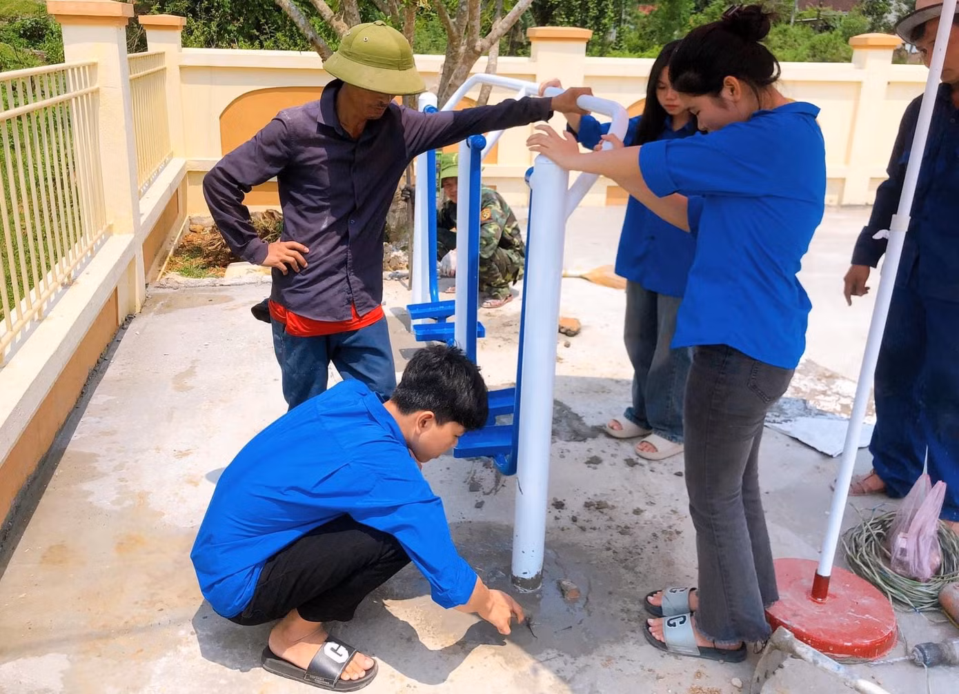 Các đoàn viên thanh niên góp sức xây dựng khu vui chơi, tập thể dục để người dân và các em thiếu nhi có thêm không gian trải nghiệm trong thời gian nghỉ hè.