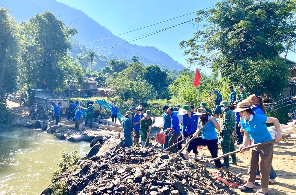 Đợt mưa lũ vừa qua, cây cầu tràn bắc qua suối Chọt nối từ bản Tân Thái đi bản Kẽm Đôn (xã Tri Lễ, huyện Quế Phong, Nghệ An) bị ngập sâu gây xói mòn, hư hỏng. Trước tình trạng này, Đoàn xã Tri Lễ đã phối hợp với các ban ngành chức năng triển khai tu sửa cầu tràn cho học sinh và nhân dân đi lại.