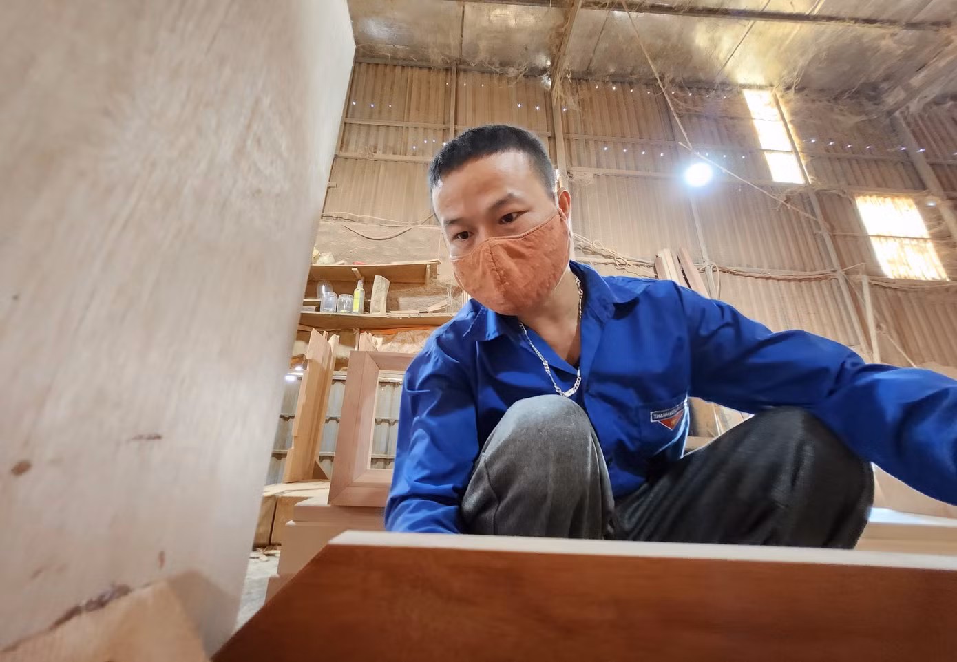 Anh Phan Trọng Hải (SN 1987, trú xã Quỳnh Hưng) cho hay, anh đã có 10 năm kinh nghiệm làm nghề mộc tại các cơ sở ở xã. Những năm qua lượng khách mua đông nên công việc anh phải làm liên tục và nhiều. Đặc biệt dịp Tết anh phải làm tăng ca liên tục. Năm nay, khách mua ít, khối lượng công việc anh phải làm ít hơn, đồng nghĩa tiền nhận về sẽ ít hơn. Anh Phan Trọng Hải (SN 1987, trú xã Quỳnh Hưng) cho hay, anh đã có 10 năm kinh nghiệm làm nghề mộc tại các cơ sở ở xã. Những năm qua lượng khách mua đông nên công việc anh phải làm liên tục và nhiều. Đặc biệt dịp Tết anh phải làm tăng ca liên tục. Năm nay, khách mua ít, khối lượng công việc anh phải làm ít hơn, đồng nghĩa tiền nhận về sẽ ít hơn.