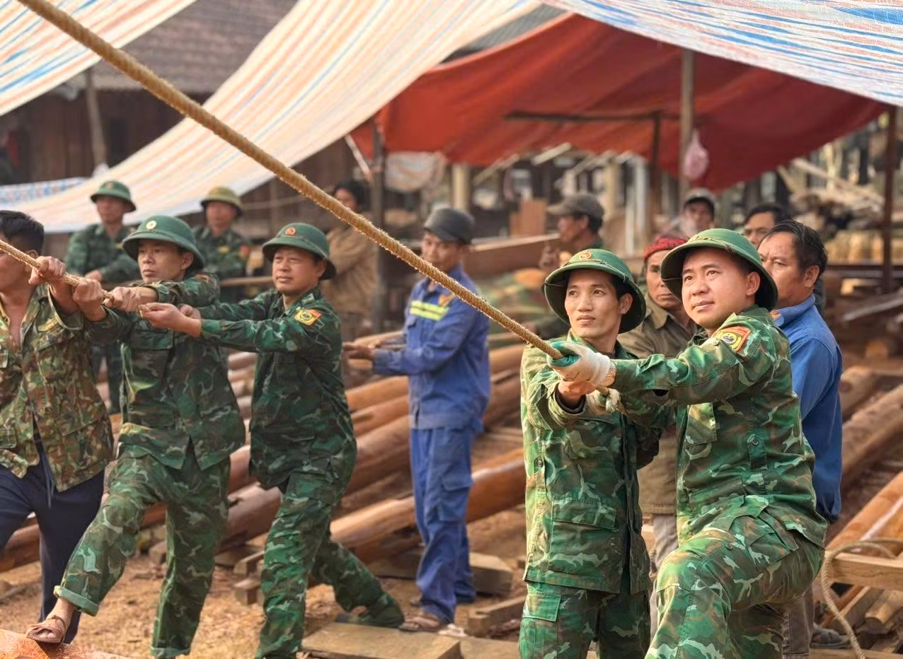 Các chiến sĩ bộ đội biên phòng mướt mồ hôi hỗ trợ người dân dựng nhà.
