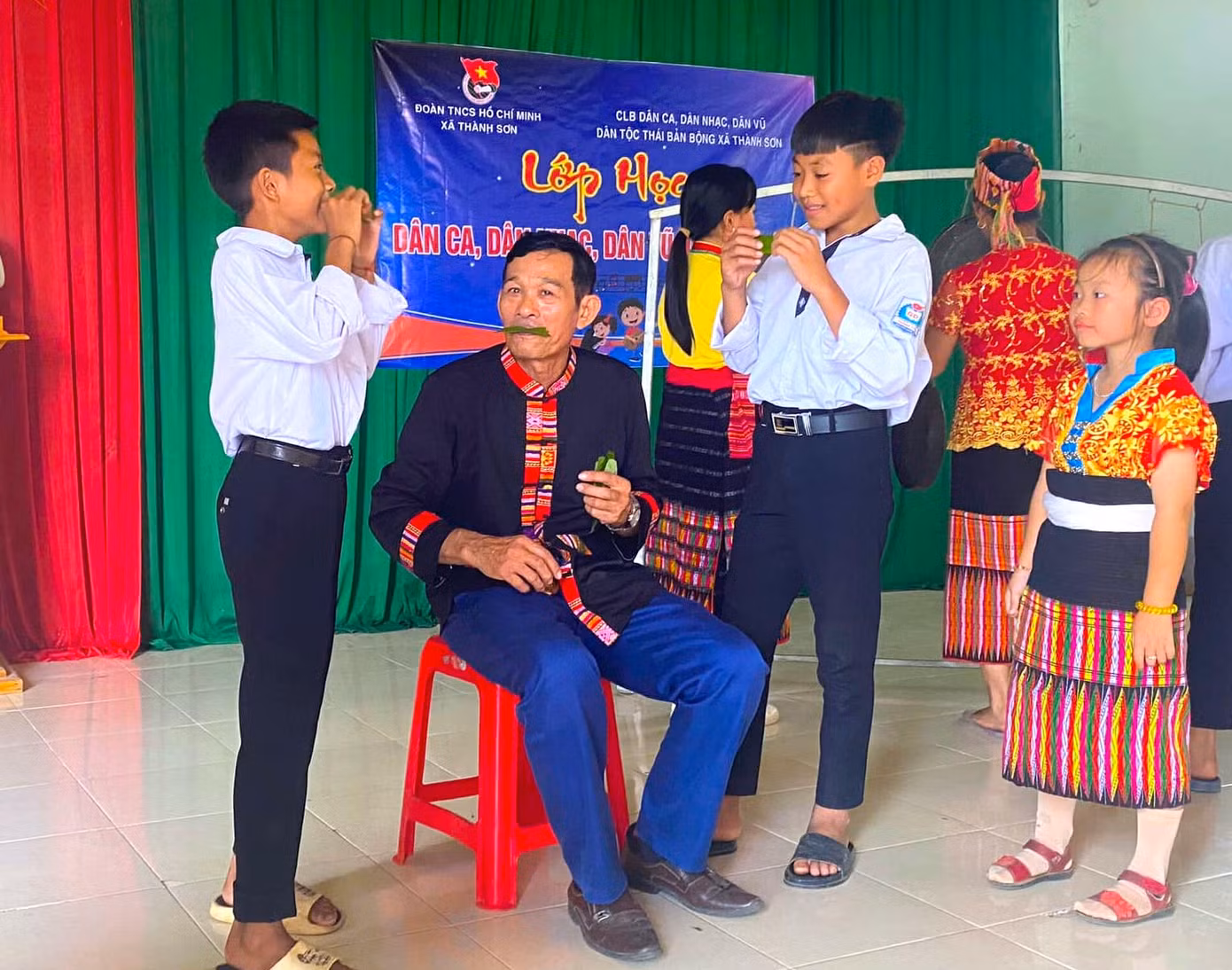 Các em nhỏ còn được hỏi cách thổi kèn bằng những chiếc lá cây.