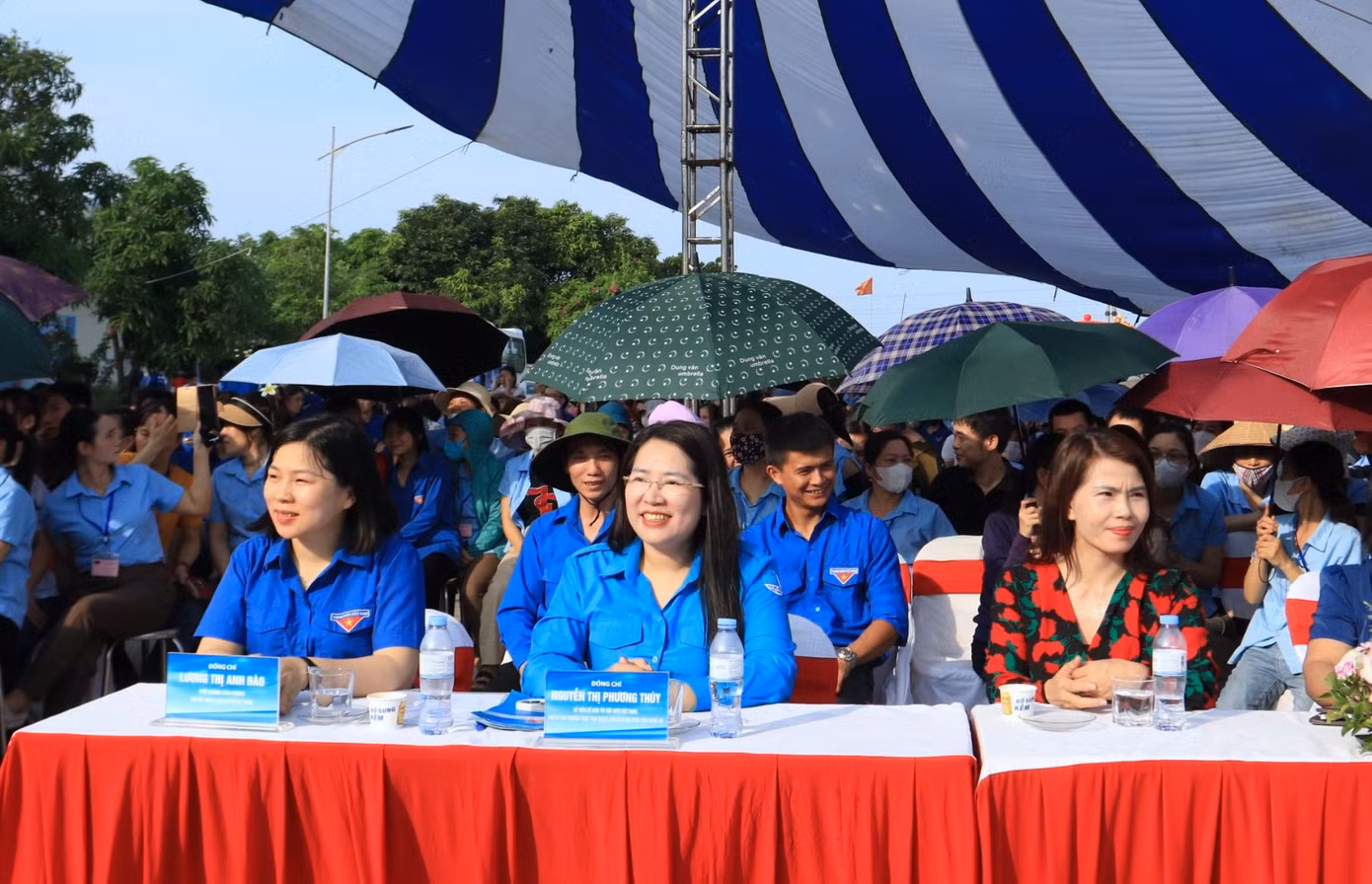 Dự chương trình có chị Lương Thị Anh Đào - Phó Chánh Văn phòng T.Ư Hội LHTN Việt Nam; anh Thái Minh Sỹ - Phó Chủ tịch Liên đoàn Lao động tỉnh Nghệ An; ông Trần Văn Lâm - Trưởng Ban Dân chủ - Pháp luật, Ủy ban MTTQ tỉnh Nghệ An; ông Trần Quang Hòa - Phó Bí thư Thường trực Đảng ủy Khối Doanh nghiệp tỉnh Nghệ An; chị Nguyễn Thị Phương Thúy - Phó Bí thư Thường trực Tỉnh Đoàn Nghệ An cùng lãnh đạo Công ty CP May Halotexco và hàng nghìn cán bộ, đoàn viên thanh niên, công nhân viên của công ty. Dự chương trình có chị Lương Thị Anh Đào - Phó Chánh Văn phòng T.Ư Hội LHTN Việt Nam; anh Thái Minh Sỹ - Phó Chủ tịch Liên đoàn Lao động tỉnh Nghệ An; ông Trần Văn Lâm - Trưởng Ban Dân chủ - Pháp luật, Ủy ban MTTQ tỉnh Nghệ An; ông Trần Quang Hòa - Phó Bí thư Thường trực Đảng ủy Khối Doanh nghiệp tỉnh Nghệ An; chị Nguyễn Thị Phương Thúy - Phó Bí thư Thường trực Tỉnh Đoàn Nghệ An cùng lãnh đạo Công ty CP May Halotexco và hàng nghìn cán bộ, đoàn viên thanh niên, công nhân viên của công ty.