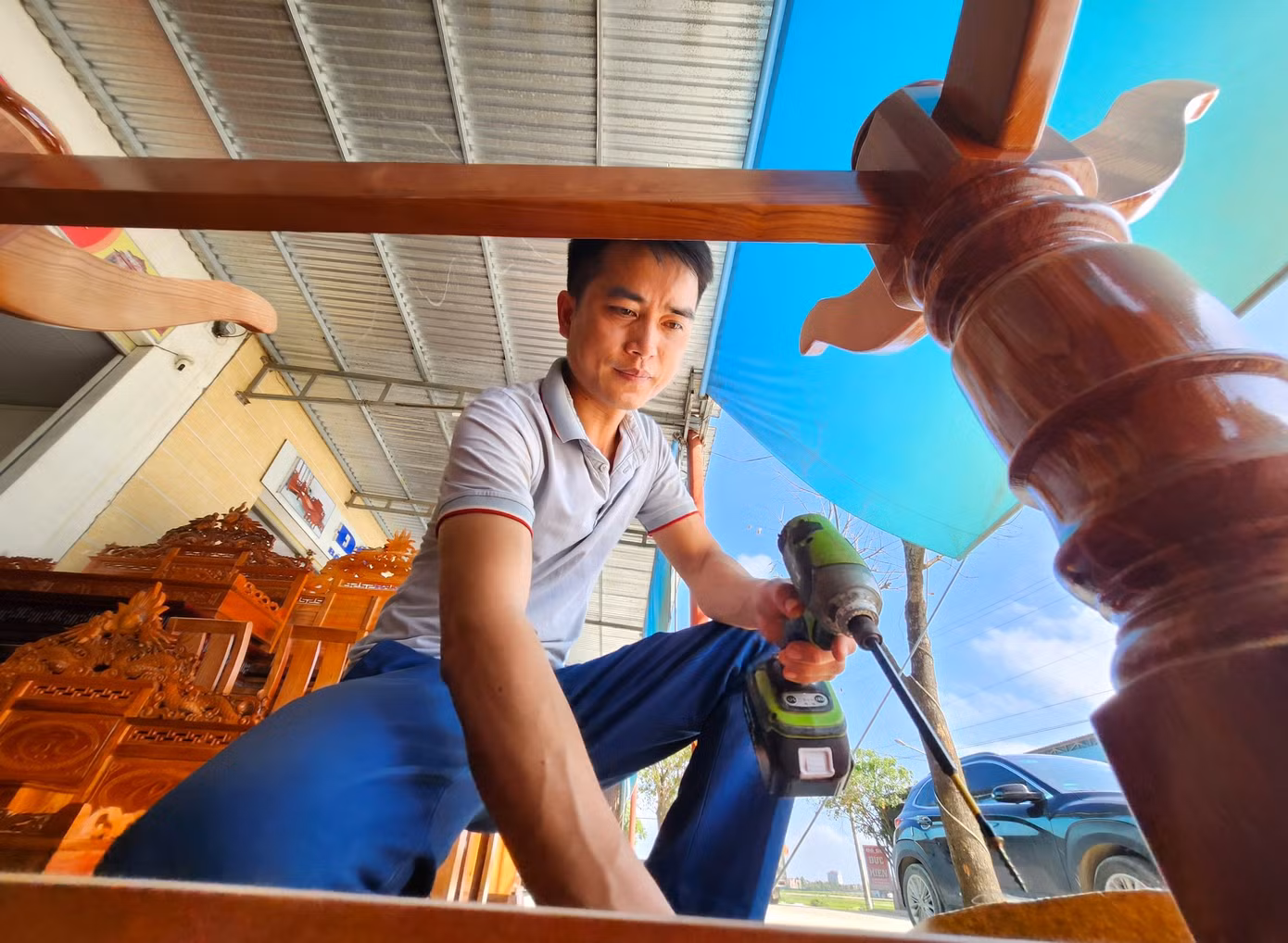 “Khách vắng chưa từng có. Chưa năm nào ế ẩm như năm nay. Cả năm khách chỉ rải rác ít ỏi. Dịp Tết là dịp bán được hàng nhất thì nay cũng đâu có khách”, anh Lực vừa lắp vít ốc chiếc bàn gỗ vừa buồn rầu nói. “Khách vắng chưa từng có. Chưa năm nào ế ẩm như năm nay. Cả năm khách chỉ rải rác ít ỏi. Dịp Tết là dịp bán được hàng nhất thì nay cũng đâu có khách”, anh Lực vừa lắp vít ốc chiếc bàn gỗ vừa buồn rầu nói.
