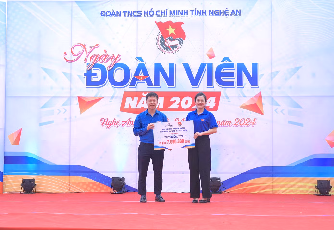 Ban tổ chức trao tặng quà cho các thanh niên công nhân có hoàn cảnh khó khăn, trao bản đồ và tủ thuốc cho Chi đoàn Công ty CP May Minh Anh Tân Kỳ.