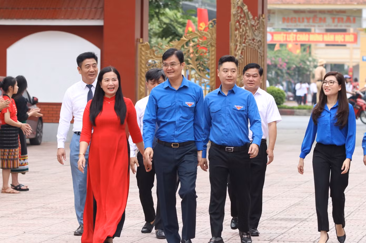 Anh Bùi Quang Huy - Bí thư thứ nhất Trung ương Đoàn và các đại biểu về dự lễ khai giảng tại trường THPT DTNT Nghệ An.