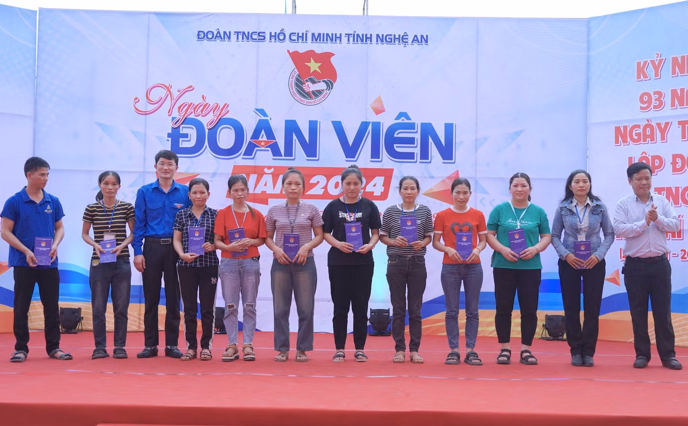 Ban tổ chức trao tặng quà cho các thanh niên công nhân có hoàn cảnh khó khăn, trao bản đồ và tủ thuốc cho Chi đoàn Công ty CP May Minh Anh Tân Kỳ.