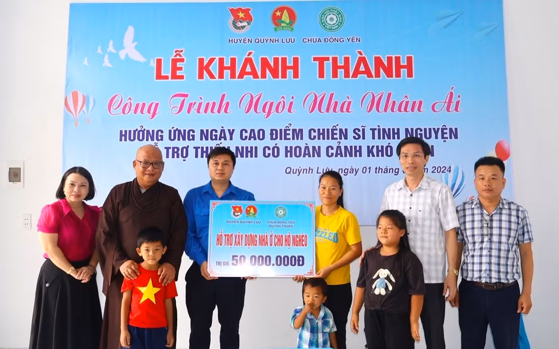 Tại huyện Quỳnh Lưu, tuổi trẻ huyện nhà đã phối hợp với Chùa Đông Yên Quỳnh Thuận trao tặng một ngôi nhà nhân ái trị giá 50 triệu đồng đến một hộ gia đình có hoàn cảnh khó khăn. Bên cạnh đó, các cơ sở đoàn trên toàn huyện đồng loạt tổ chức nhiều lớp dạy bơi miễn phí, giúp các em thiếu nhi có kỹ năng bơi, phòng chống đuối nước trong dịp nghỉ hè.
